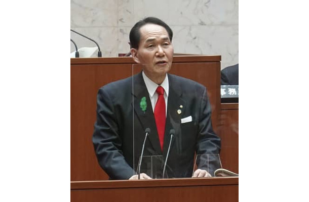 香川県議会本会議で、立候補しない意向を表明する浜田恵造知事＝16日午前、高松市