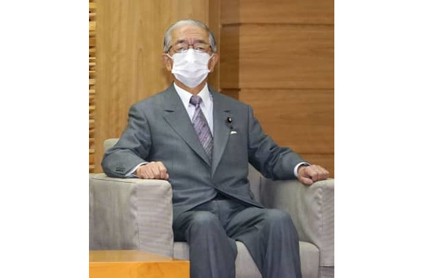 閣議に臨む金子農相＝22日午前、首相官邸