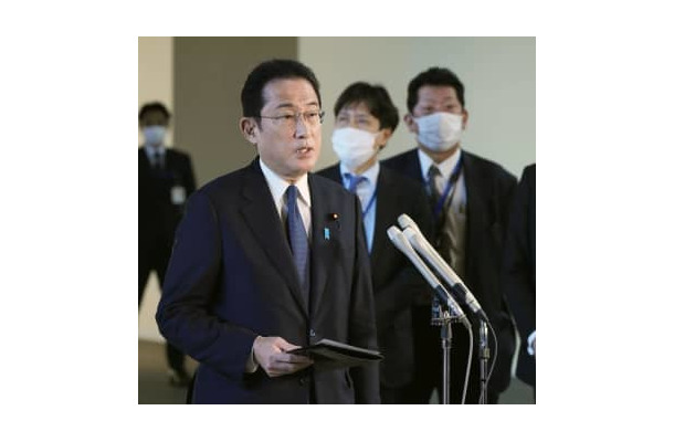 ウクライナ情勢を巡り、記者団の取材に応じる岸田首相＝22日午前、首相官邸