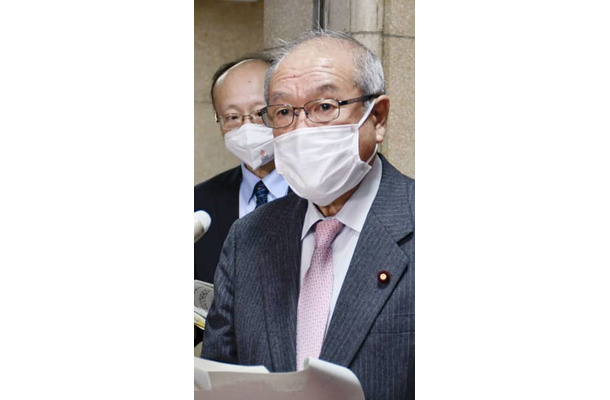 G7財務相・中央銀行総裁会議を終え、記者会見する鈴木財務相＝1日深夜、財務省