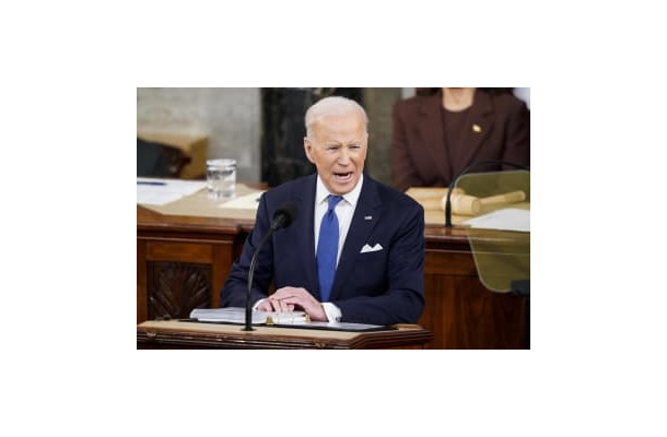 1日、ワシントンの米議会で、一般教書演説を行うバイデン大統領（UPI＝共同）