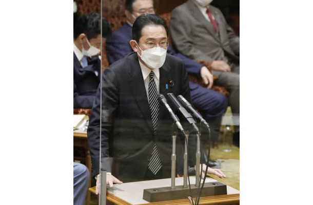 参院予算委で答弁する岸田首相＝2日午後
