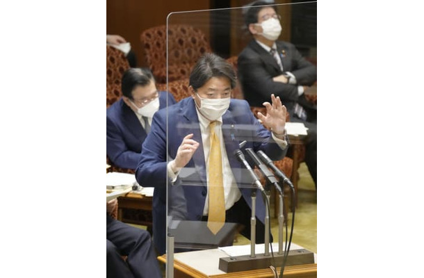 参院予算委で答弁する林外相＝4日午後