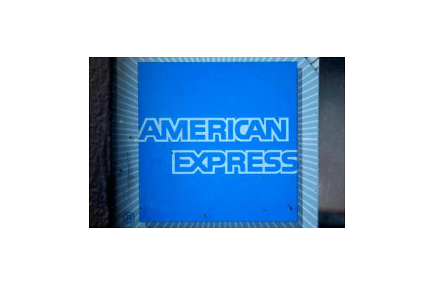 アメリカン・エキスプレスのロゴ＝2016年4月、米ロサンゼルス（ロイター＝共同）