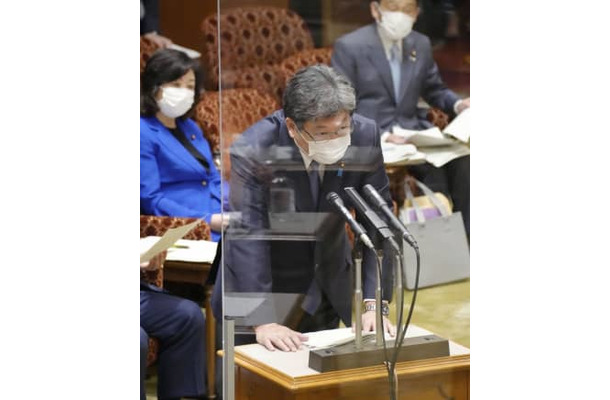 参院予算委で答弁する萩生田経産相＝10日午前