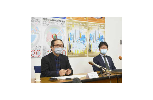 記者会見するRECNAの吉田文彦センター長（左）と西田充氏＝3日、長崎市