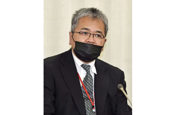 記者会見する、地下鉄サリン事件被害者で映画監督のさかはらあつしさん＝15日午後、厚労省