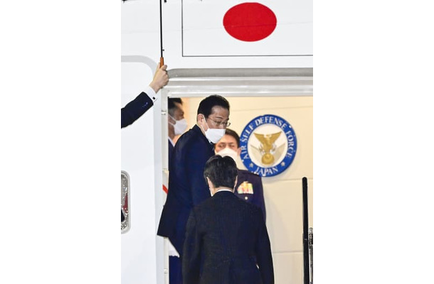 G7首脳会合に出席するためベルギーへ向けて出発する岸田首相＝23日午後11時29分、羽田空港