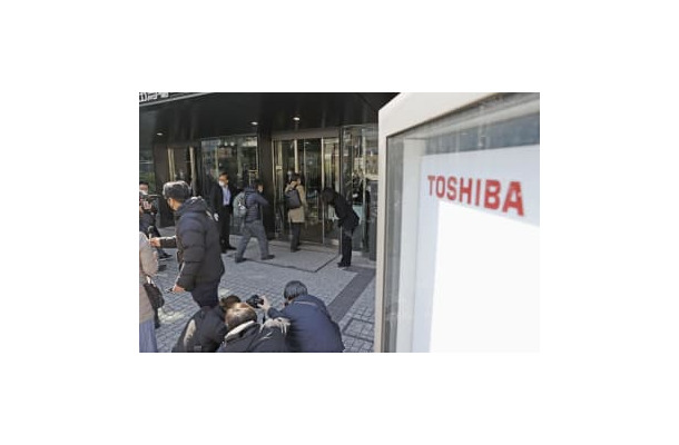 東芝の臨時株主総会会場に入る人たち＝24日午前、東京都新宿区