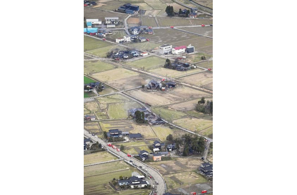 複数の住宅などが焼けた富山県小矢部市の火災現場＝26日午後4時53分（共同通信社ヘリから）