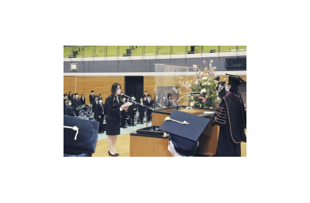 横浜市立大の新3年生向けに開催された2年遅れの「入学式」で、宣誓する片貝恵さん＝4日午後、横浜市金沢区