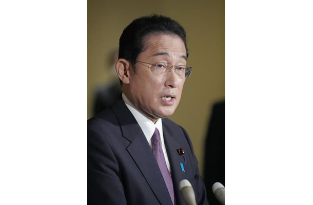 取材に応じる岸田首相＝7日夕、首相官邸