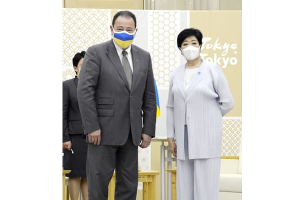 会談前、ウクライナのコルスンスキー駐日大使（左）と写真に納まる東京都の小池百合子知事＝11日午後、東京都庁