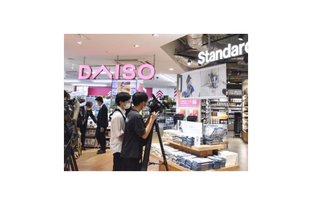 「ダイソー」など3ブランドが展開する旗艦店の売り場＝13日午後、東京都中央区