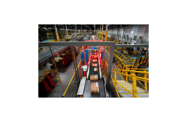 米ニュージャージー州にあるアマゾン・コムの配送センターで、ベルトコンベヤーで運ばれる荷物＝2021年11月（ロイター＝共同）