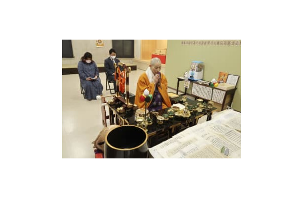 道心寺で読経する露の団姫さん（右）＝19日午前、兵庫県尼崎市