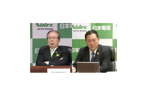オンラインで記者会見する日本電産の永守重信会長（左）と関潤社長＝21日