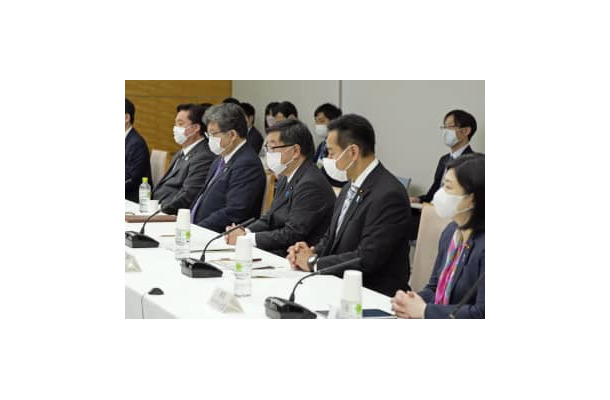 デジタル市場競争会議の会合であいさつする松野官房長官（中央）＝26日午前、首相官邸