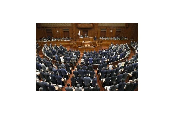 沖縄の日本復帰50年に合わせた決議を採択した衆院本会議＝28日午後