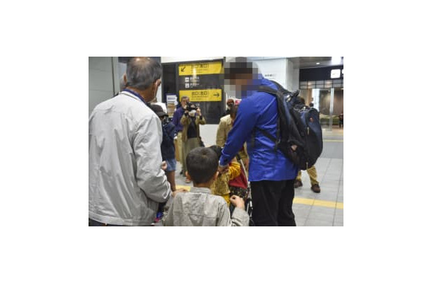 山口市に避難した、元留学生のアフガニスタン人男性（右）とその家族＝4月（画像の一部を加工しています）