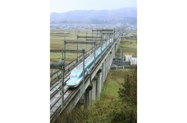 約1カ月ぶりに全線で運転を再開し、3月の地震で車両が脱線した現場付近を走る東北新幹線＝4月14日、宮城県白石市