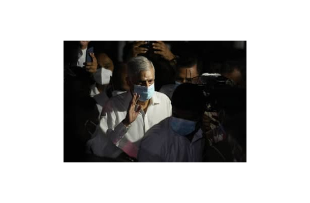 コロンボの寺院を訪れたスリランカのウィクラマシンハ新首相＝12日（AP＝共同）