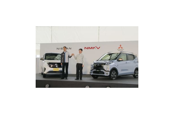 日産自動車と三菱自動車が共同開発した軽の電気自動車の日産モデル「サクラ」（左）と三菱自の「eKクロスEV」＝20日午後、岡山県倉敷市