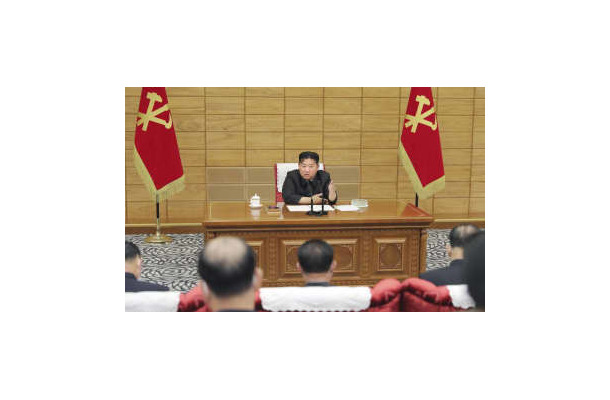 朝鮮労働党政治局協議会に臨む北朝鮮の金正恩党総書記＝21日、平壌（朝鮮中央通信＝共同）