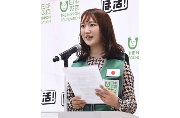 出発式でウクライナから避難した障害者の支援へ、抱負を語る斎藤凜花さん＝30日午後、東京都港区
