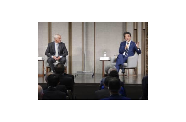 講演する安倍元首相（右）とエマニュエル駐日米大使＝1日午後、東京都港区