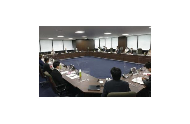 2021年7月16日、地域別最低賃金について引き上げの目安を答申した中央最低賃金審議会＝厚生労働省