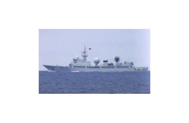太平洋に入った中国海軍の情報収集艦（防衛省統合幕僚監部提供）