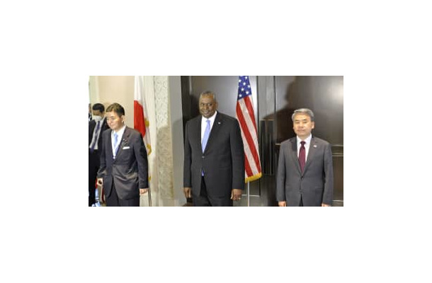 シンガポールで会談に臨む（左から）岸防衛相、オースティン米国防長官、韓国の李鐘燮国防相＝11日（共同）