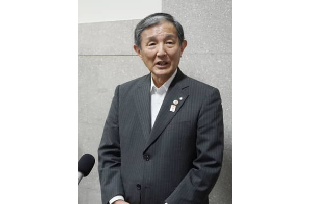 12月の任期満了に伴う知事選への不出馬を表明し、記者団の取材に応じる仁坂吉伸知事＝15日午後、和歌山市