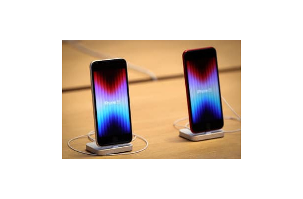 店舗に並ぶiPhone（アイフォーン）SE＝3月、ニューヨーク（ロイター＝共同）