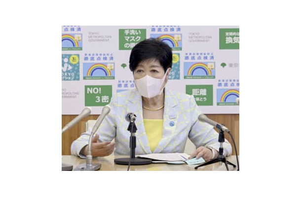 新型コロナウイルスの対策本部会議後、取材に応じる東京都の小池百合子知事＝15日午後、都庁（東京都提供）