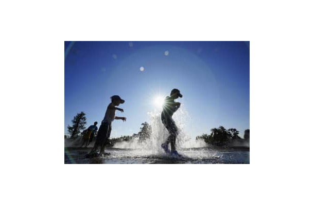 公園で水遊びをする子どもたち