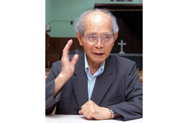 インタビューに答える金城重明さん＝2007年6月