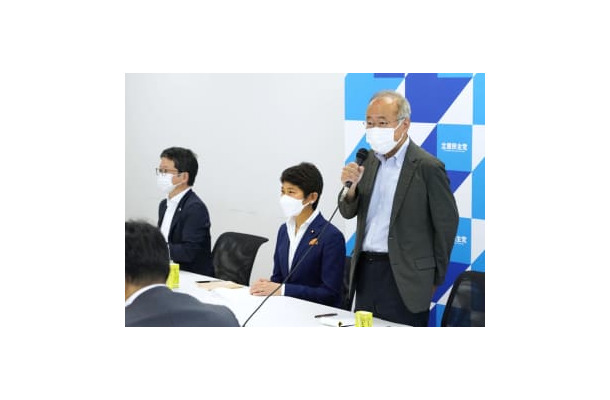 世界平和統一家庭連合（旧統一教会）を巡る立憲民主党の「被害対策本部」の初会合に出席した有田芳生参院議員（右）。中央は西村幹事長＝25日午前、国会