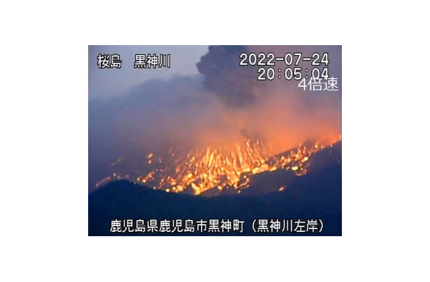 噴火発生時の鹿児島・桜島＝24日夜（国交省大隅河川国道事務所の動画から）