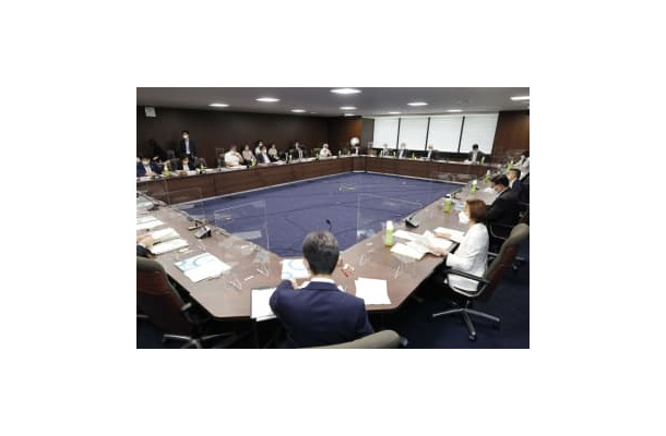 厚労省で開かれた中央最低賃金審議会＝2日午前