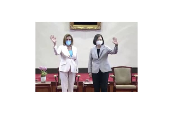 台湾総統府で会談に臨む蔡英文総統（右）とペロシ米下院議長＝3日、台北（ロイター＝共同）
