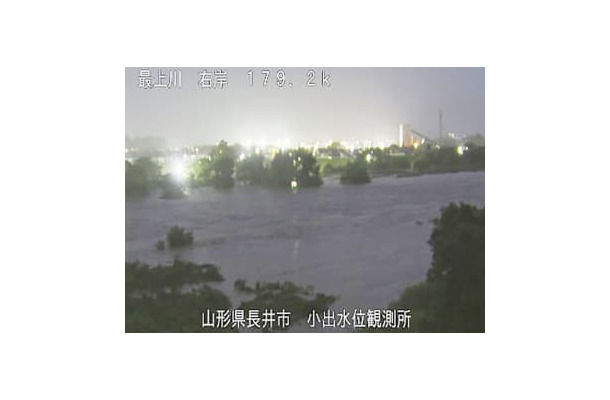 山形県長井市の最上川＝3日午後7時30分（国交省山形河川国道事務所のライブカメラから）