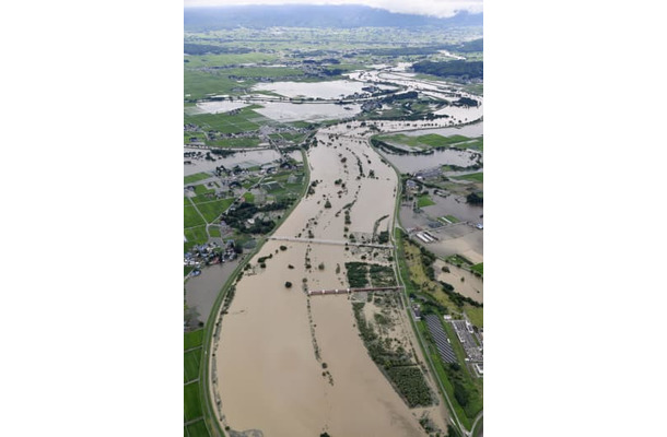 大雨の影響で増水した、山形県の南陽市（右側）と川西町を流れる最上川＝4日午後2時10分（共同通信社機から）