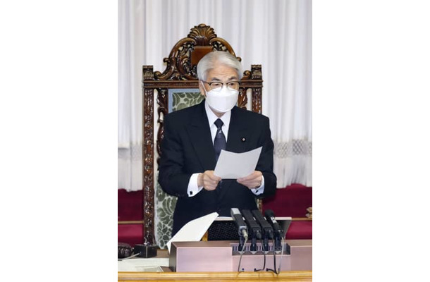 参院本会議で、安倍元首相への弔詞を朗読する尾辻秀久参院議長＝5日午前