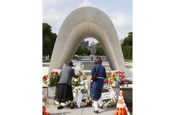 被爆から77年の「原爆の日」を前に、広島市の平和記念公園を訪れ、慰霊碑に献花する人たち＝5日午後