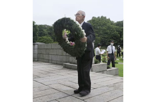 横浜市の英連邦戦死者墓地で献花に向かう日本基督教団の関田寛雄牧師＝6日午前