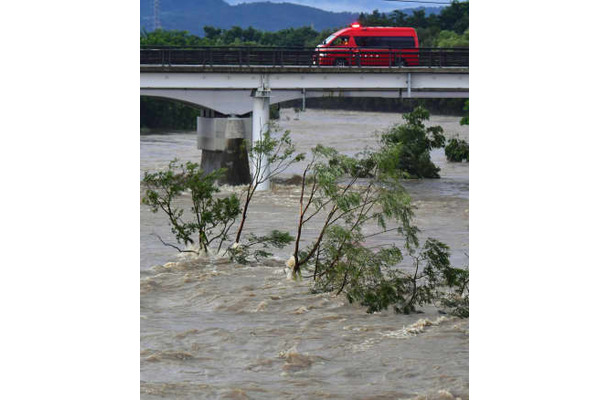 大雨で増水した青森県弘前市の岩木川＝10日午前5時30分