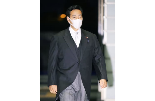 首相官邸に入る山際大志郎経済再生相＝10日午後7時