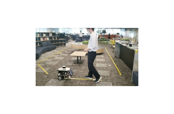 地図作成の実証実験で走行するロボット（NTT西日本提供）